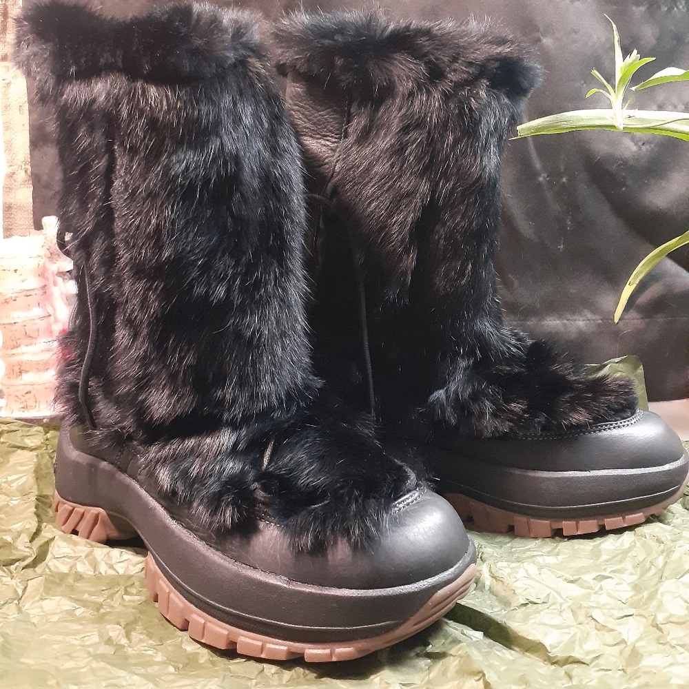 Black Rabbit Fur/Leather ULU boots, Primaloft 200 gram insulation. Womens size 7